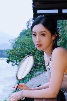 演员郁葱分享游都江堰景区vlog，配文：总要去吹一吹南桥的晚风吧！