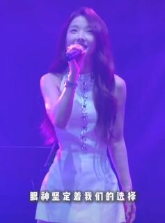 网红歌手「王小草」穿镶钻美裙翻唱《有点甜》，歌声甜美如沐春风！