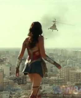 神奇女侠2先导预告，盖尔加朵用手臂挡子弹！