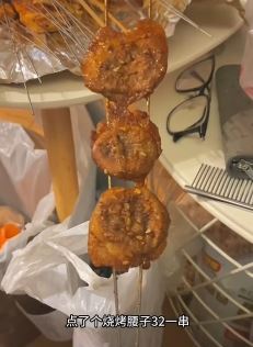 女子点32元烤腰薄如纸片，这难道是传奇中的烧烤刺客？