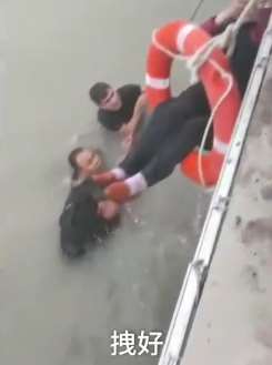 新疆一老人被湍急河水冲走 民警迅速营救老人上岸