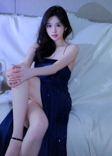 漂亮女主播「莫妮卡」穿性感美裙居家秀大长腿 网友:想恋爱了