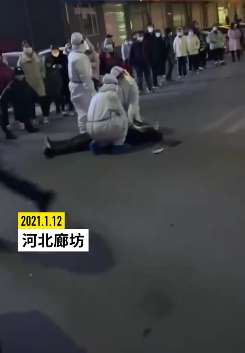 河北一大爷做核酸检测时突发疾病倒地，医护人员立即开展抢救