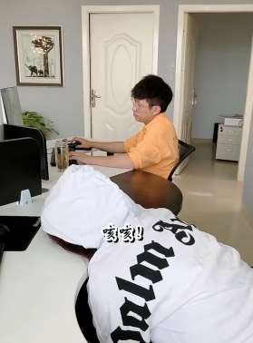 老板来了，男子拍醒女同事，只是拍错了地方！