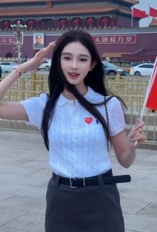 模特小姐姐「刘一琳」手拿小国旗分享天安门随拍