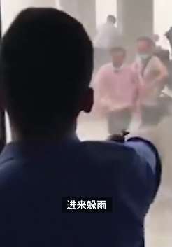 暖心！西安突降暴雨，执勤民警招呼市民进警亭避雨！