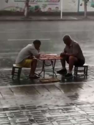 两大爷暴雨中下棋，不分个高下不肯罢休！