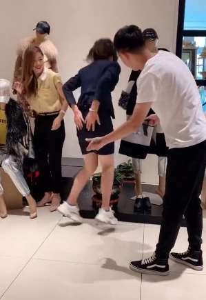 美女被帅哥恶搞 听到刺啦一声还以为裙子裂开！