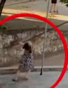 小女孩路边玩耍突然僵硬跪地 孕妇发现异样迅速上前施救