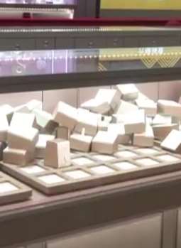 商场百万黄金饰品被盗 监控拍下盗贼作案过程