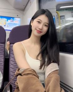 网红小姐姐「郭四火」分享高铁上随拍，人美衣品好气质佳！