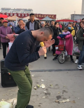 这位卖菜的大哥唱的还不错,不过这菜还卖不卖呢?