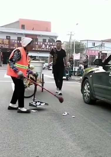 传递正能量,请尊重每一位劳动者,他们也不容易!