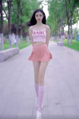 长腿小姐姐街拍：短裙+小背心清凉又性感！