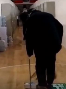 健忘症爷爷打扫方舱医院