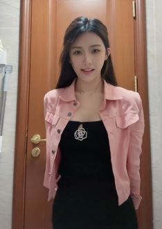 甜美小姐姐「okk又来了」分享每日穿搭:短款外套搭性感小黑裙