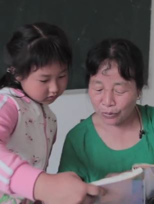 一人一校：她坚守这里35年，除了上课还给孩子们做饭