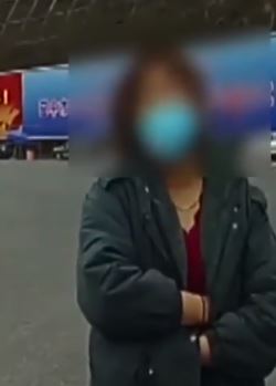 四川一女子因车子超载被查怒骂交警