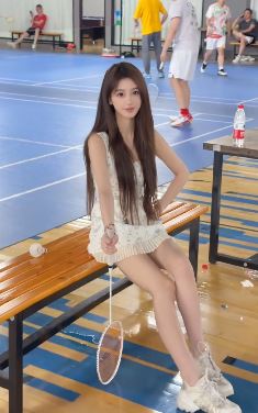 小姐姐「易稳欣」分享场馆打羽毛球vlog  网友:貌美如花