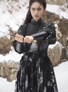 演员姜珮瑶分享侠客古装造型 弯弓盘马雪落满山