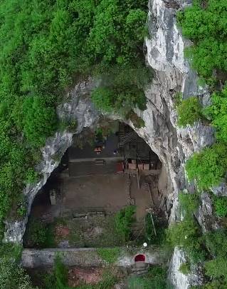 这样的一个山洞中还住着人家，不知是谁隐居于此呢？