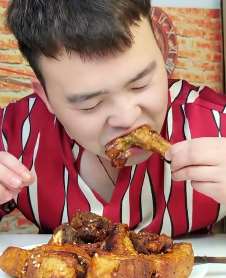 蒜香烤排骨的做法，口感细嫩酥软吃了还想吃！