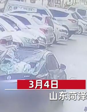 吓人！高楼坠下巨大球体砸扁小桥车！