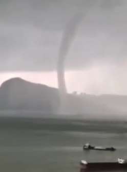 东莞现龙吸水奇观 市民直呼真吓人