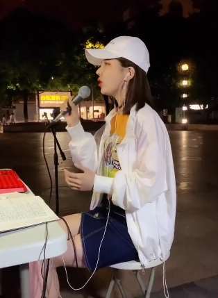 街头歌手小曼的新歌《只要你还需要我》，唱的不输专业歌手！