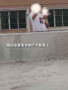 成都一男子抱着5个月婴儿欲跳楼轻生 消防员与民警伺机将其救下