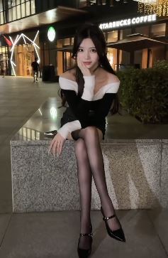 漂亮小姐姐「维维子」穿黑丝分享户外日常 网友:不能看多,看多伤身!