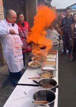 这才是真正的油泼面，想不想来一碗尝尝呢？