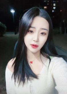 漂亮小姐姐「禾然」分享夜晚户外随拍,称长的俊没事就拍抖音!