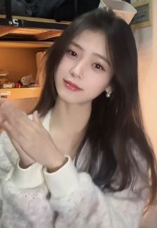 甜美女主播「我不叫龙虾」分享下个路口见手势舞  网友:真养眼