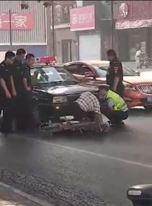 河北一男子碰瓷警车,没讹上钱反而被抓
