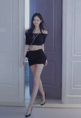 美女穿着性感准备出门碰到老爸一秒换装