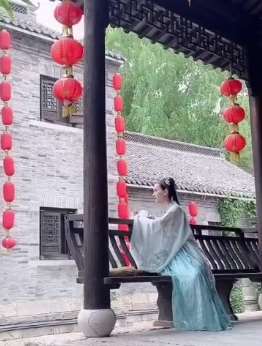 仙女小姐姐着古装游玩台儿庄古城