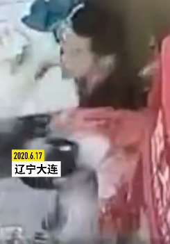 男子持刀抢劫便利店被店员用酒瓶砸懵 警方通报：属正当防卫！