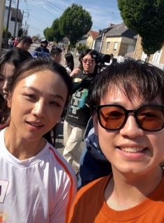 汤唯无美颜无滤镜街头与粉丝合影 44岁状态真好