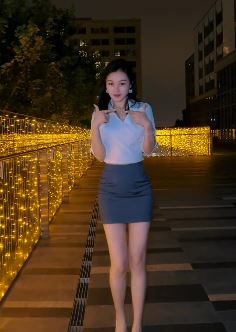 迷人小姐姐「柳昕艺」性感穿搭夜晚户外浅跳 网友:身材真好