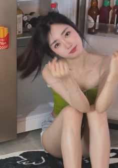 漂亮小姐姐「陈熙雅」纯欲穿搭分享生活日常 网友:又在诱惑我