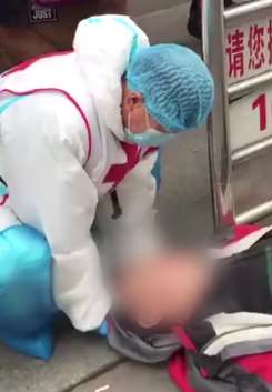 防疫工作者遇老人晕倒上前施救