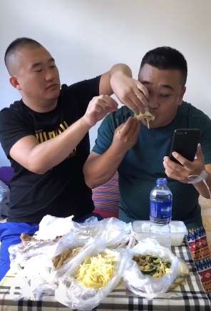 龙哥搞笑:吃着吃着感觉不对,又被兄弟坑了