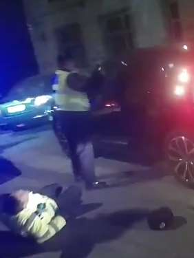 黑龙江一男子酒驾遇查疯狂逃跑，撞坏警车撞伤辅警！
