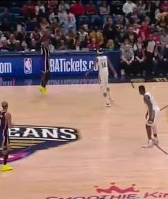 詹姆斯刚过半场上濱超远三分