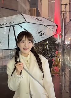 网红小姐姐「陈饼饼」雨天街头翻唱《小美满》