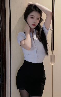 气质御姐「佳媚儿」上演轻熟风穿搭,配文:有这样的女朋友你会几点回家?