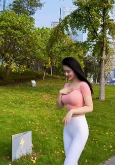 小姐姐「朦胧521」户外穿紧身装秀身材 网友:天使脸蛋,魔鬼身材!