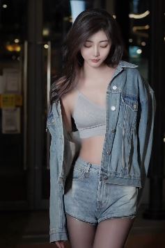 网红美女「涵火火」分享时尚穿搭,黑丝搭牛仔穿出国际范儿