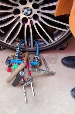 陕西渭南村民锁婚车讨烟，一把锁代表一包烟